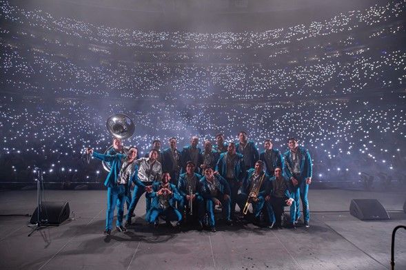 LA ARROLLADORA BANDA EL LIMÓN SE PRESENTÓ CON GRAN ÉXITO EN LA ARENA CIUDAD DE MÉXICO
