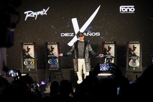 RAYMIX CELEBRATES 10 YEARS OF HIS MUSIC CAREER WITH HISTORIC CERTIFICATIONS FOR “OYE MUJER”
