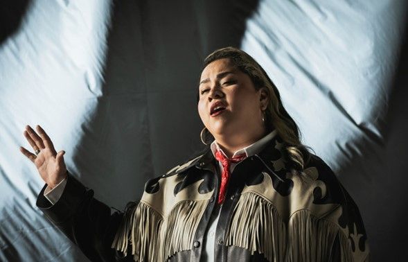 “ERA ÉL O ERA YO”: THE POWERFUL NEW RELEASE BY VIVIR QUINTANA — A SONG OF SELF-DEFENSE AND RESISTANCE